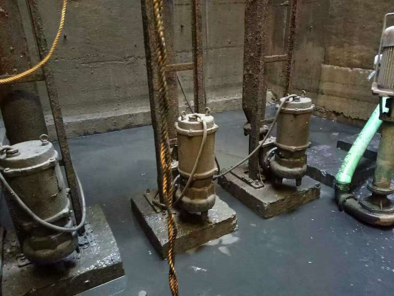 巍山污水池清理